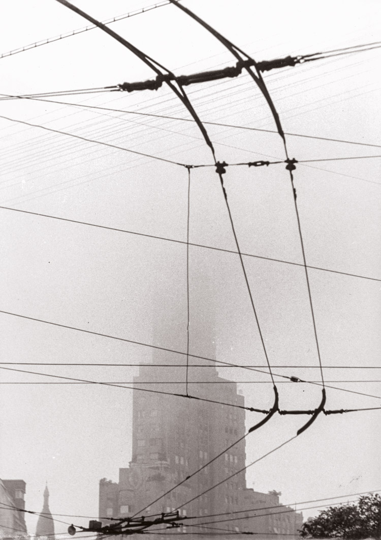 Sameer Makarius. Edificio Kavanagh y cables de medios de transporte, ca. 1959.