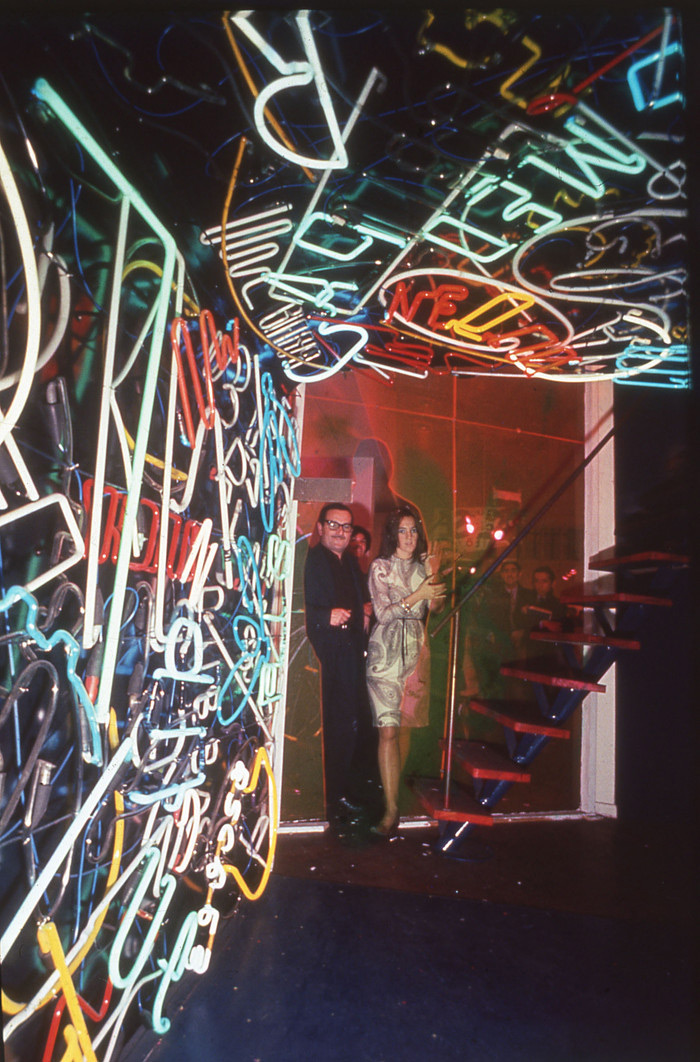 Rubén Santantonín y Marta Minujín en el ingreso de La Menesunda. Instituto Torcuato Di Tella, 1965.