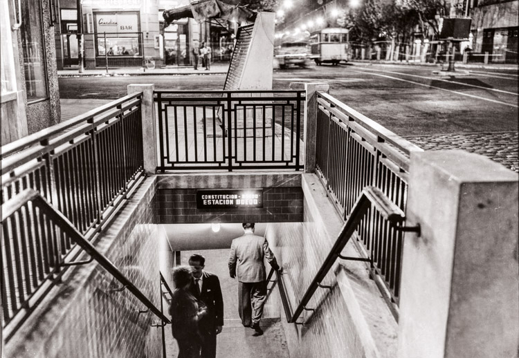 Juan Di Sandro. Entrada al subte, ca. 1959.