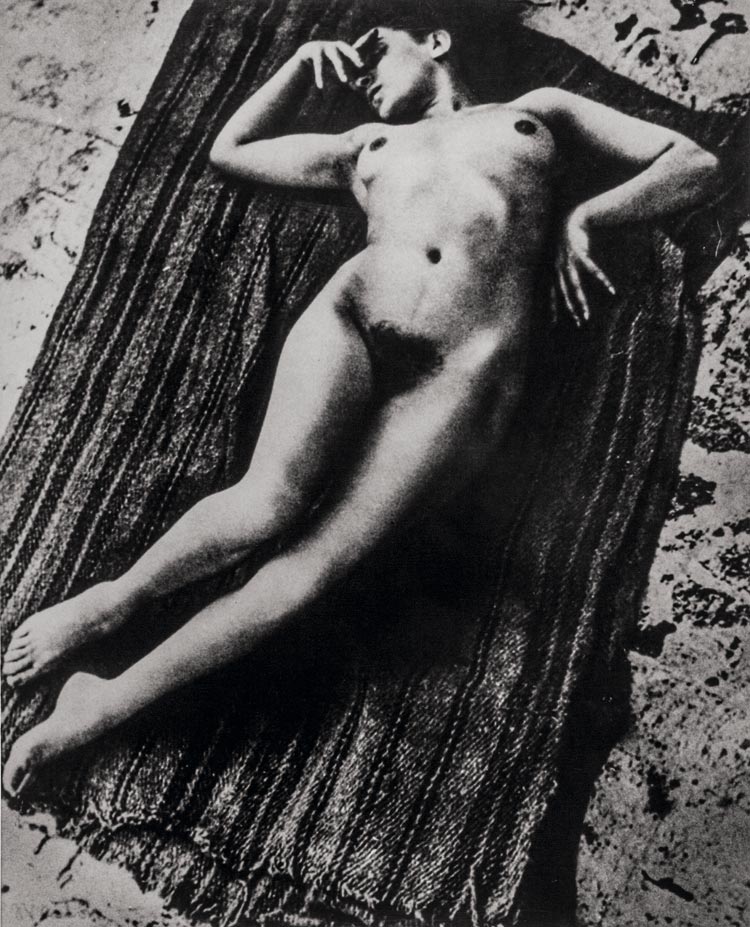 Edward Weston. Desnudo de Tina Modotti en la azotea, 1924.