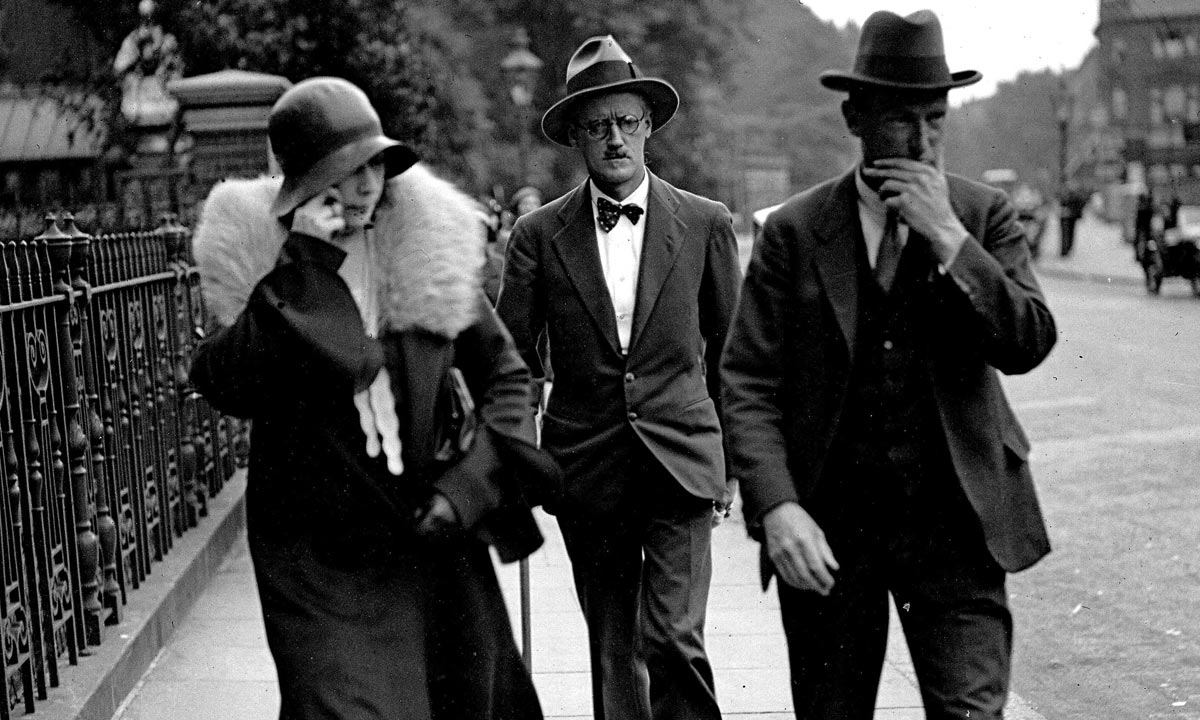 James Joyce junto a su esposa Nora Barnacle, el día de su casamiento.