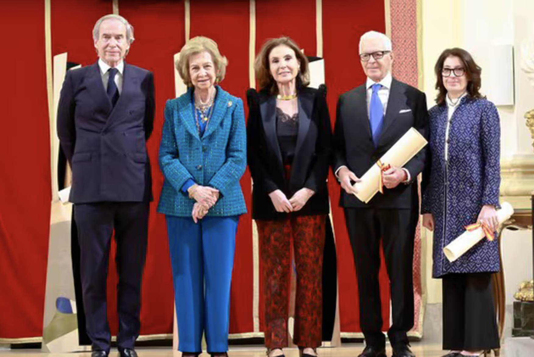 Su-Majestad-Dona-Sofia-con-los-premiados