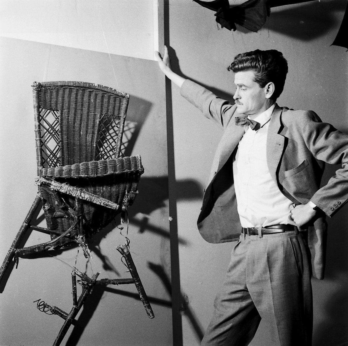 Kenneth-Kemble-frente-a-uno-de-los-objetos-expuestos-en-Arte-destructivo-Galería-Lirolay-1961-Fotogra