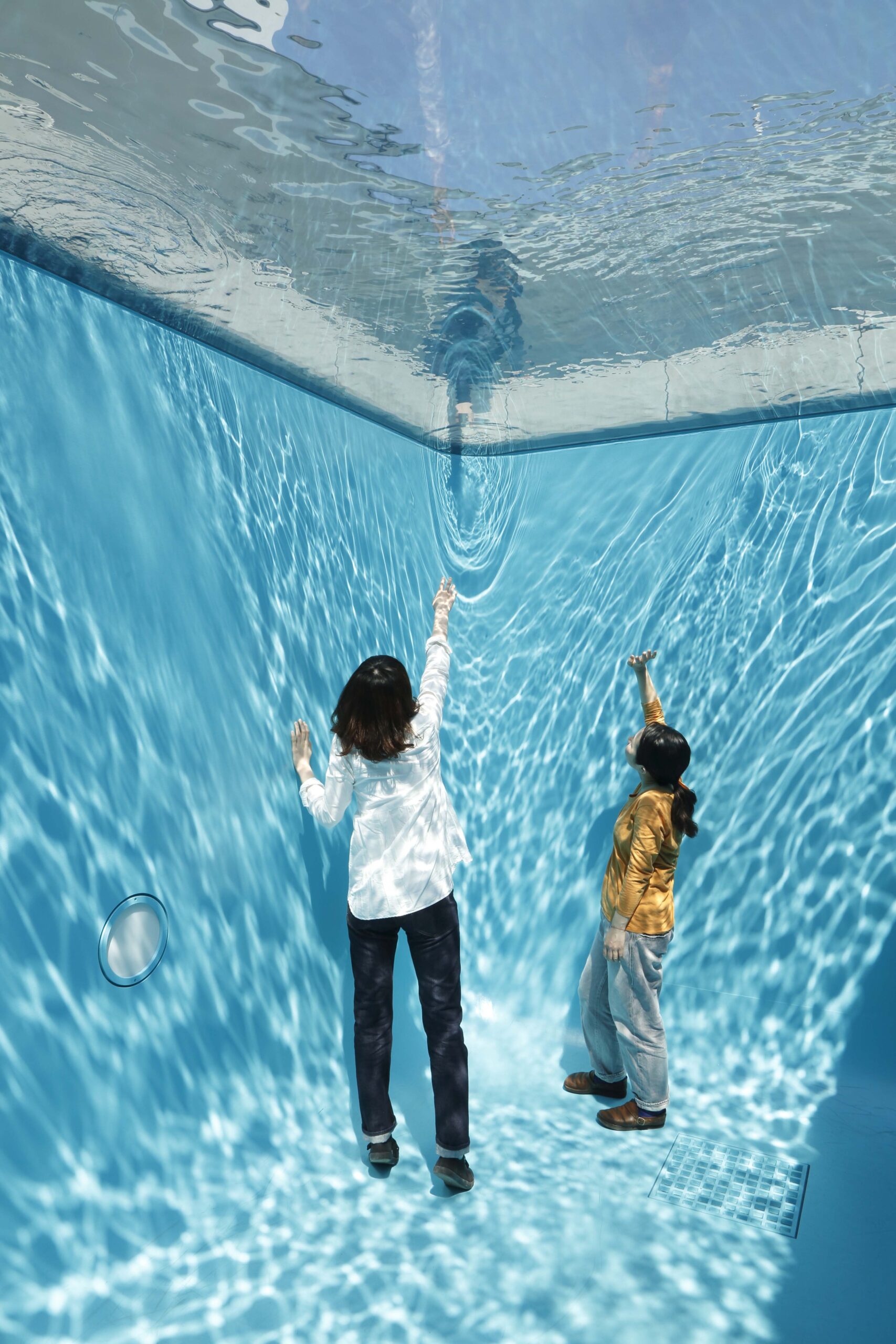 Leandro-Erlich_La-Pileta-1_1999_ph-Keizo-Kioku