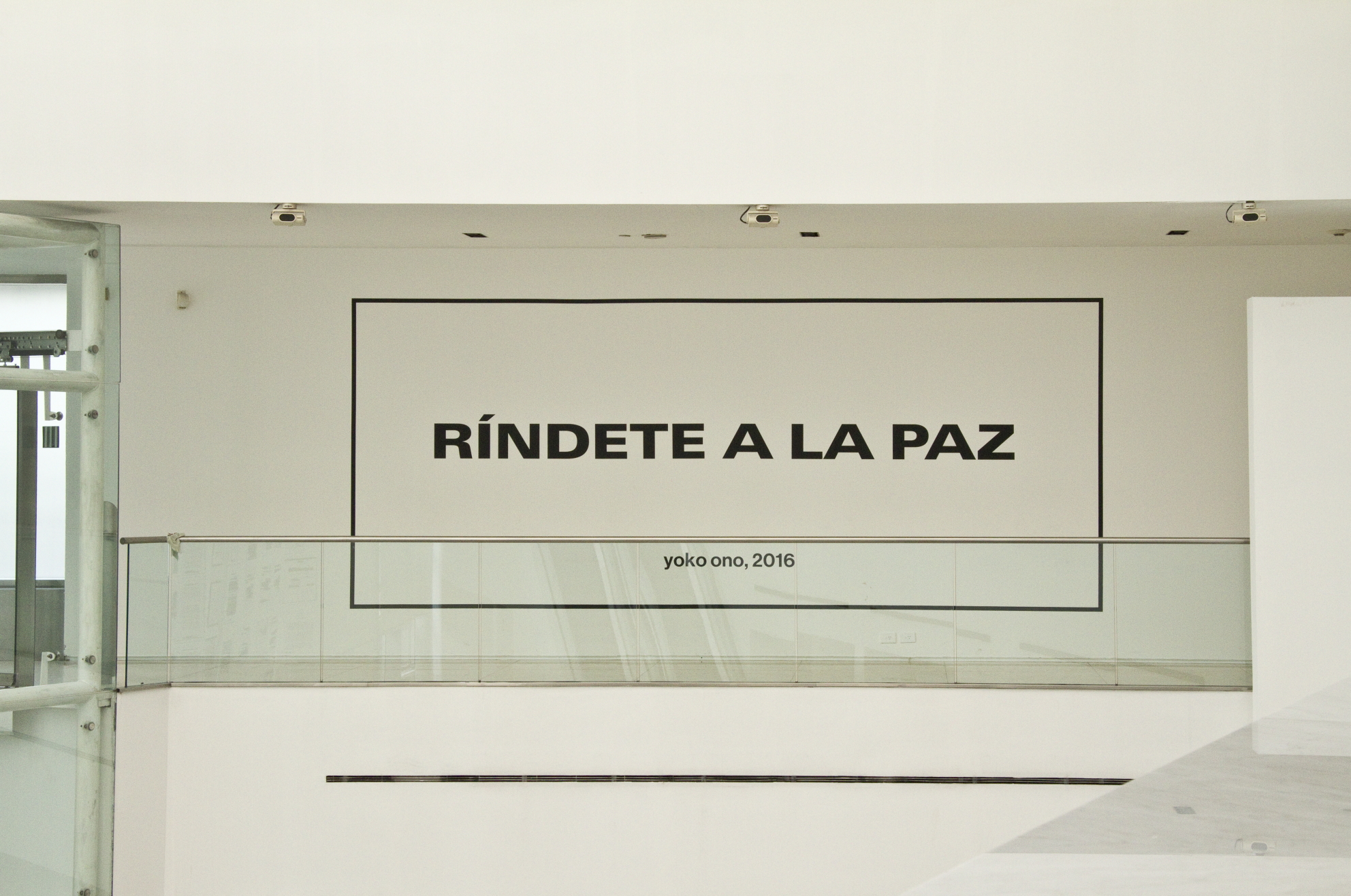 Yoko_Ono_RindeteALaPaz_MALBA2016.